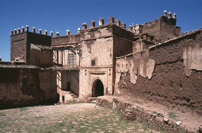Utvendig utsikt over Kasbah of Thamiel glaoui av Moroccan School