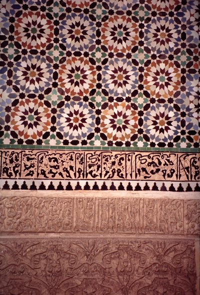 Den nedre veggen til hovedgårdsplassen, bygget av saadianerne i 1565 (zellij-flisverk og stukkatur) av Moroccan School