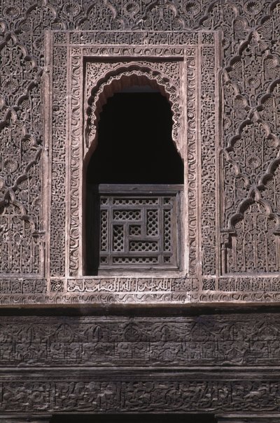 Utsikt over et vindu i gårdsplassen til Ali ben Youssef Medersa, bygget av saadianerne i 1565 (sedertre og stukkatur) av Moroccan School