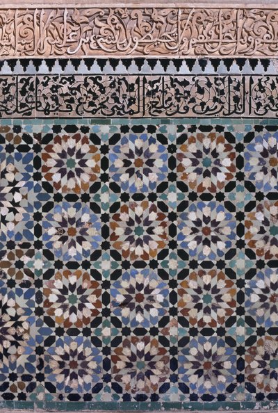 Vegg av hovedgårdsplassen, detalj, bygget av saadianerne i 1565 (zellij-flisarbeid og stukkatur) av Moroccan School