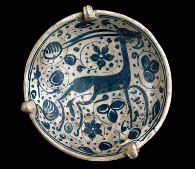 Art mudejar: keramisk kopp azul, dekorert med en hjort av Paterna, Manises (spansk-maurisk stil). Barcelona fra 1300- eller 1400-tallet. Barcelona Keramikkmuseum, Spania av Mudejar School