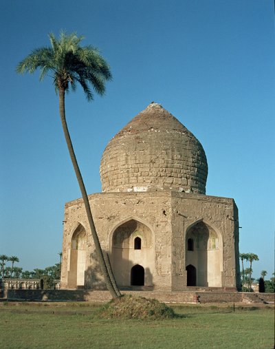 Utsikt over mausoleet til Asif Khan som ligger i Shahdara Bagh av Mughal School