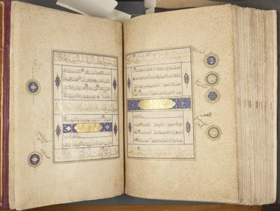 Fol 311 verso 312 recto, Timurid Quran, 1441 (blekk og gull på papir) av Muhammad Mumin Abdallah Al Murwand