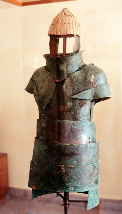 Cuirass and Boar's Tusk-hjelm (bronse og brosme) av Mycenaean