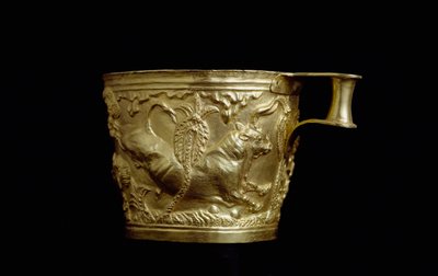 Mykensk kunst: gullbeger dekorert av et okserelieff fra Vapheio, mykensk festning sør for stedet til Sparta. 1500 f.Kr. Athen, Nasjonalt arkeologisk museum av Mycenaean