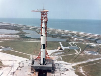 Apollo 15 på utskytningsrampen ved Kennedy Space Center, Florida, USA, 1971. av NASA Images