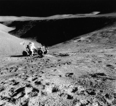 Astronaut David Scott f. 1932 på skråningen av Hadley Delta under Apollo 15, 1971. av NASA Images