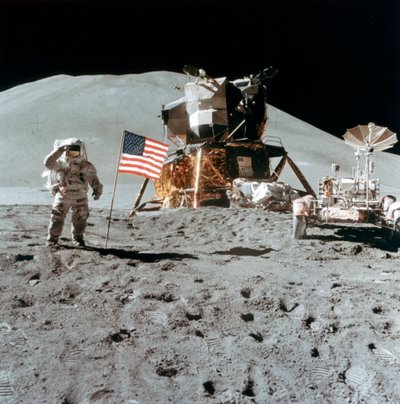 Astronaut James Irwin 1930-1991 gir en hilsen på månen, 1971. av NASA Images