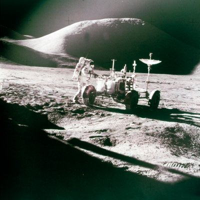 Astronaut med Lunar Roving Vehicle on the Moon, 1970-tallet. av NASA Images