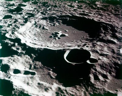 Nærbilde av et krater på overflaten av månen. av NASA Images