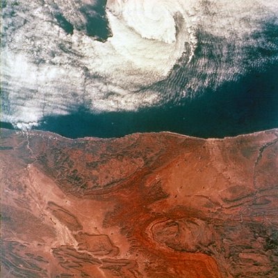 Jorden fra verdensrommet - øyet til en storm sett fra Gemini 5, 1965. av NASA Images