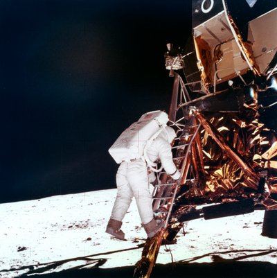 Edwin Buzz Aldrin går ned trinnene på Lunar Module-stigen for å gå på månen, 1969. av NASA Images