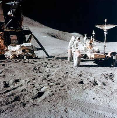 James Irwin 1930-1991 med Lunar Roving Vehicle under Apollo 15, 1971. av NASA Images