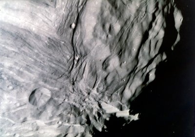 Miranda, en av månene til Uranus, sett fra Voyager 2, 24. januar 1986. av NASA Images