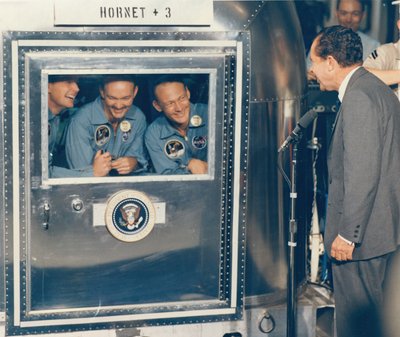 [President Richard M. Nixon ønsker Apollo 11-astronautene velkommen ombord på redningsskipet USS Hor..., 1969. av NASA Images