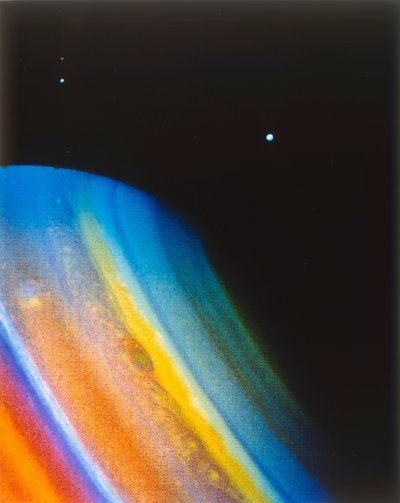 Saturn og månen Dione, sett fra romfartøyet Voyager 2. av NASA Images