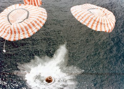 Apollo 15-kapselen lander trygt til tross for en fallskjermfeil, Mid-Pacific Ocean, 1971. av NASA Images