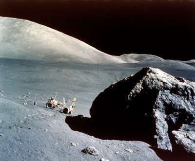 Roveren blir overskygget av en gigantisk stein på månens overflate, Apollo 17-oppdraget, desember 1972. av NASA Images