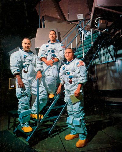 Mannskapet på Apollo 8 foran en simulator, 1968. av NASA Images