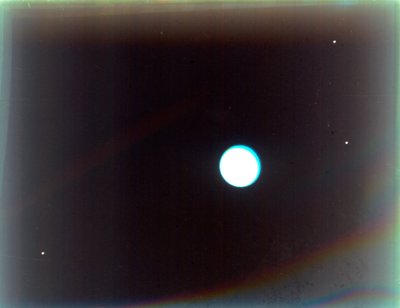 Uranus med satellittene Miranda, Ariel og Umbriel, fra Voyager 2, 24. januar 1986. av NASA Images