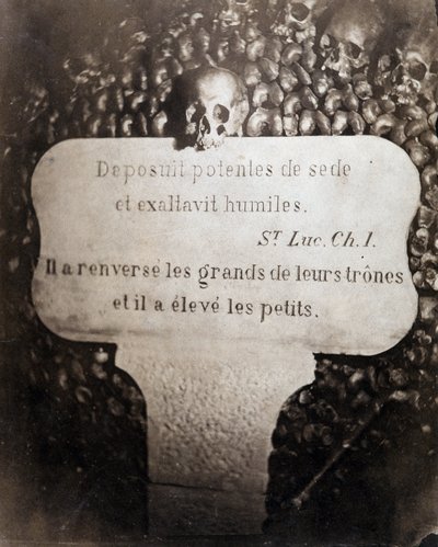 Ossuariene til katakombene i Paris. Peter bærer et sitat fra kapittel 1 i Lukas-evangeliet (Deposuit potentes de sede et exaltavit humiles. På fransk: Han styrtet de store og reiste de små) av Nadar