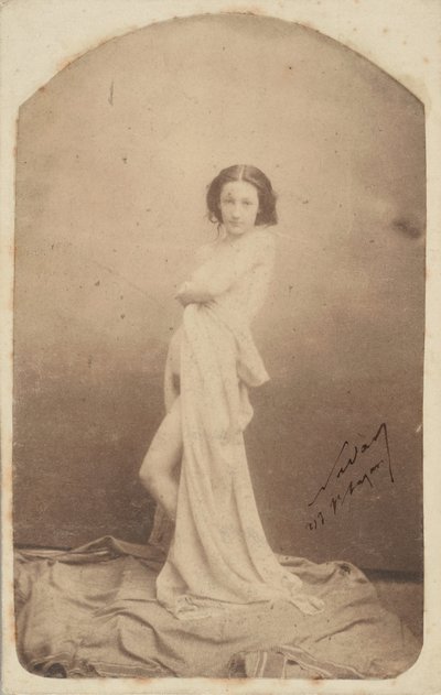 [Drapert stående naken], 1856-59. av Nadar