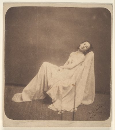[Sittende modell, delvis drapert] av Nadar