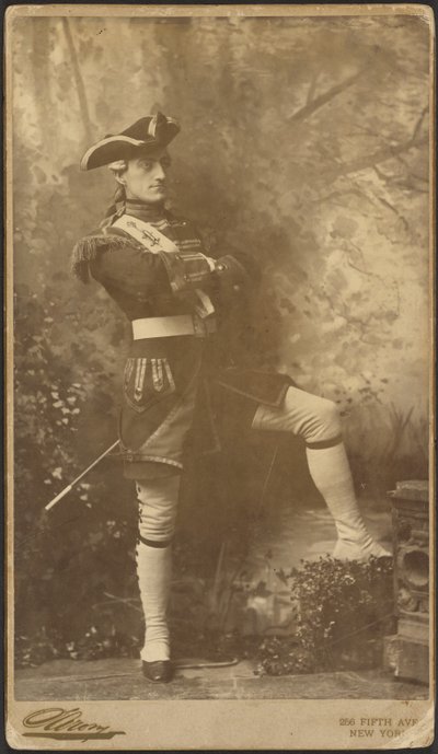 [John Drew jr. som kaptein Plume fra «Rekrutteringsoffiseren»] av Napoleon Sarony