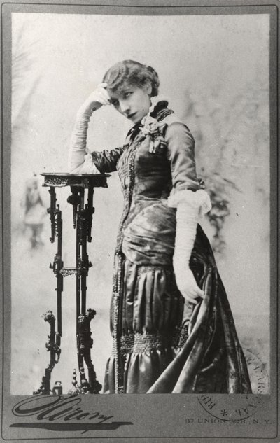 Portrett av Sarah Bernhardt (1844-1923) tatt i USA (s/hvitt-bilde) av Napoleon Sarony