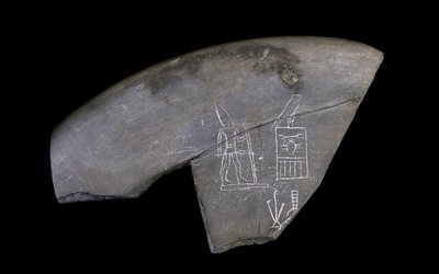 Fragment av innskrevet steinskål, ca. 3285 f.Kr. (utskåret siltstein) av Naqada I Period Egyptian