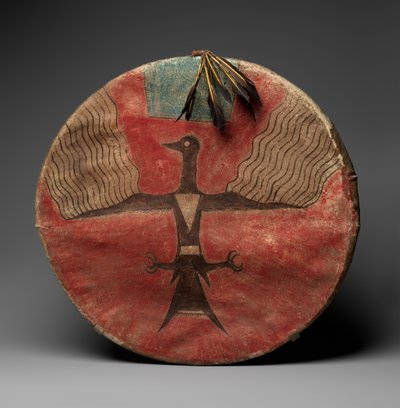 Skjold, ca. 1885 (garvet skinn, pigment, tre og fjær) av Native American