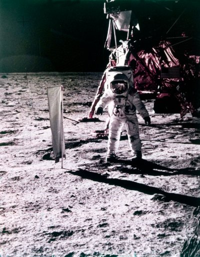 Buzz Aldrin utplasserer solvindfanger på overflaten av månen, Apollo 11-oppdrag, juli 1969. av Neil Armstrong
