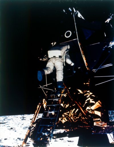 Buzz Aldrin kommer ned fra Lunar Module, Apollo II-oppdraget, juli 1969. av Neil Armstrong
