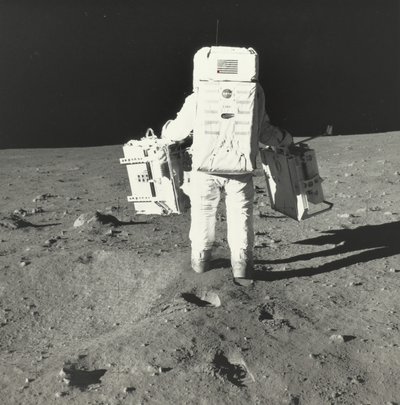 Buzz Aldrin på månen med komponenter fra pakken for tidlig Apollo vitenskapelige eksperimenter, 1969. av Neil Armstrong