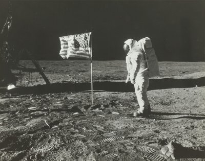 Buzz Aldrin på månen med det amerikanske flagget, 1969. av Neil Armstrong