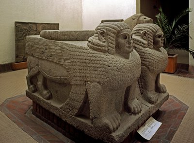 Art neo hittite: bunn av søyle i basaltdekor av sfinks. fra nettstedet til Samal (nåværende Sam