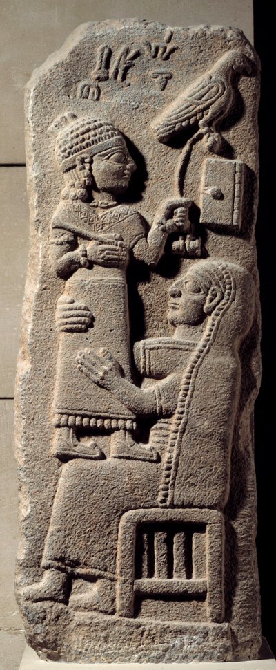 Lavt basaltrelieff som viser skriveren Tarhunpiyas på morens knær, mens han holder skriftstedet og en jaktfalk. Slutten av 800-tallet f.Kr. Fra Marash, Anatolia. Nyhittittæra (1050-800 f.Kr.) Dim. 0,75x0,28 m. Paris, Louvre-museet av Neo Hittite Neo Hittite