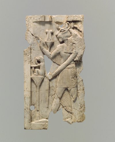 Møbelplakett skåret i relieff med løvehodefigur, ca. 8.–7. århundre f.Kr. (elfenbein) av Neo Assyrian