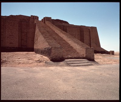 Utsikt over trappen til den rekonstruerte ziggurat, 2050 f.Kr av Neo Sumerian