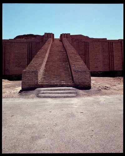 Utsikt over trappen til den rekonstruerte ziggurat, 2050 f.Kr av Neo Sumerian