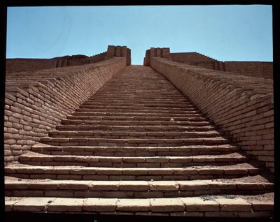 Utsikt over trappen til den rekonstruerte ziggurat, 2050 f.Kr av Neo Sumerian