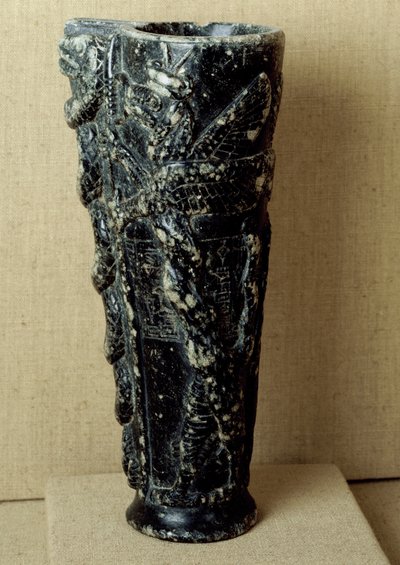 Sumerisk sivilisasjon: libationvase av steatitt til prins Gudea (2141–2122 f.Kr.). Den er dekorert med drager og slanger. Dim. 23 cm Paris, Musée du Louvre av Neo Sumerian Neo Sumerian