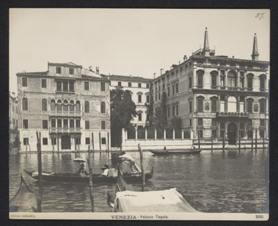 Utsiden av et palass i Venezia Venezia - Palazzo Tiepolo (tittel på objekt) av Neue Photographische Gesellschaft