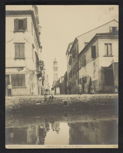 Utsikt over en kai i Chioggia Chioggia - Calle di S. Caterina (tittel på objekt) av Neue Photographische Gesellschaft