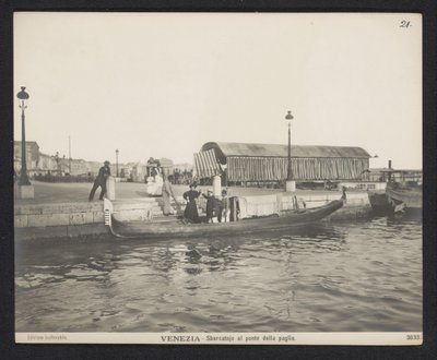 Gondol langs en brygge ved Ponte della Paglia i Venezia Venezia - Sbarcatojo al ponte della paglia (tittel på objekt) av Neue Photographische Gesellschaft