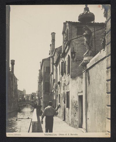 Kade langs de Chiesa di San Barnaba te Venetië Venezia - S. Barnaba-kirken (tittel på objekt) av Neue Photographische Gesellschaft