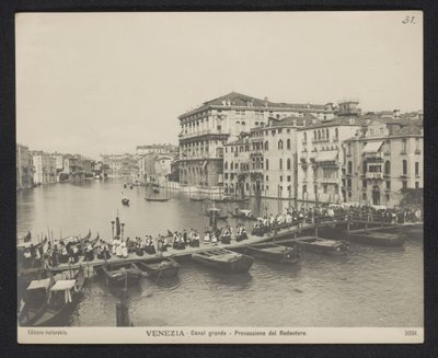 Prosesjon over en pongtongbro på Canal Grande i Venezia under Festa del Redentore Venezia - Canal Grande - Processione del Redentore (tittel på objekt) av Neue Photographische Gesellschaft