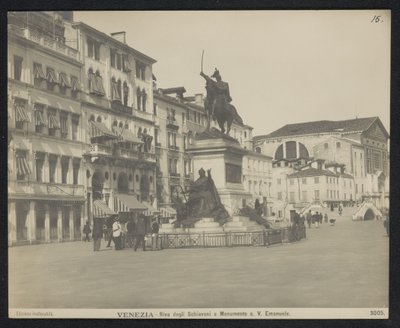 Riva degli Schiavoni te Venetië, med en ruiter standbilde av Victor Emmanuel II fra Italia Venezia - Riva degli Schiavoni og monument til. V. Emanuele (tittel på objekt) av Neue Photographische Gesellschaft