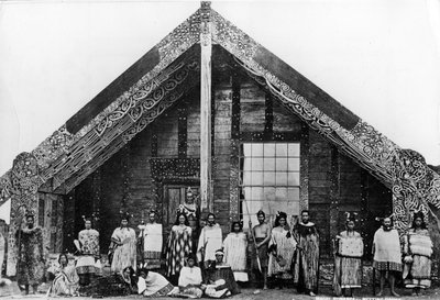 Maori Runanga eller møtehus, ca. 1863-80 av New Zealand Photographer