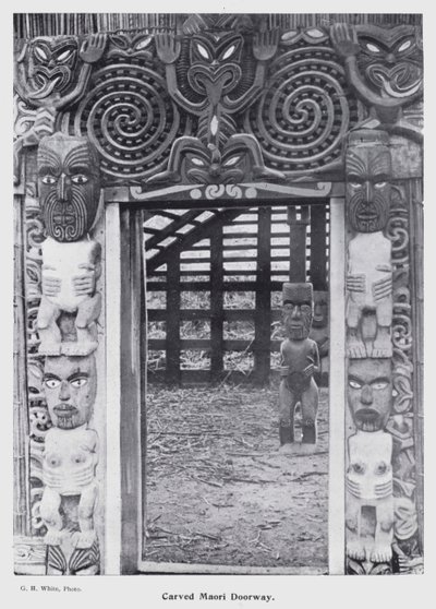 New Plymouth, New Zealand: Carved Maori Doorway (s/hv-bilde) av New Zealand Photographer